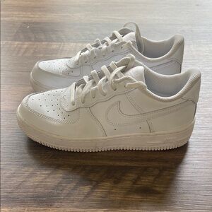 Nike Youth Air Force 1 LE Triple White Sneakers